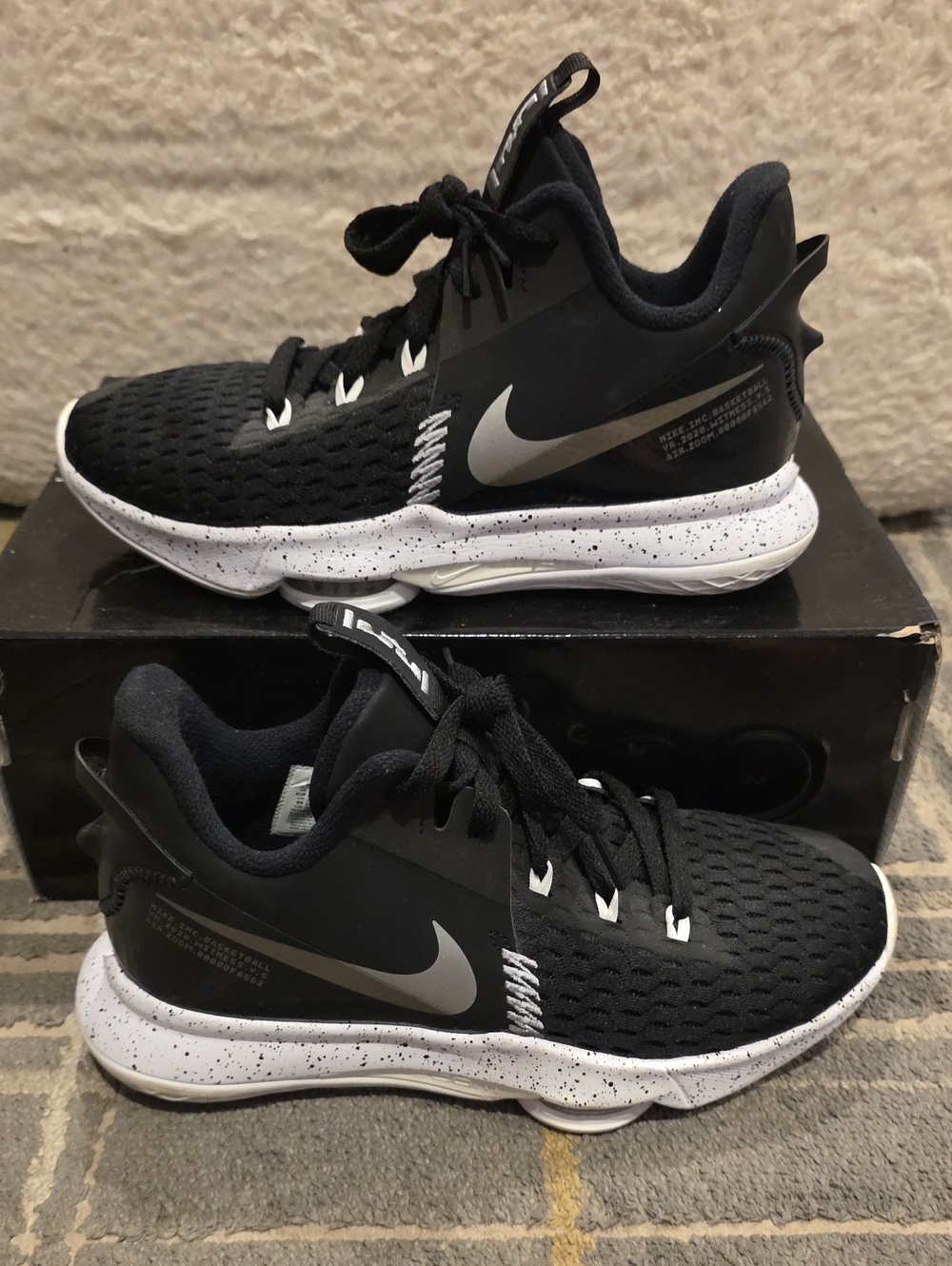 Nike LeBron Witness 5 Sz: 8M